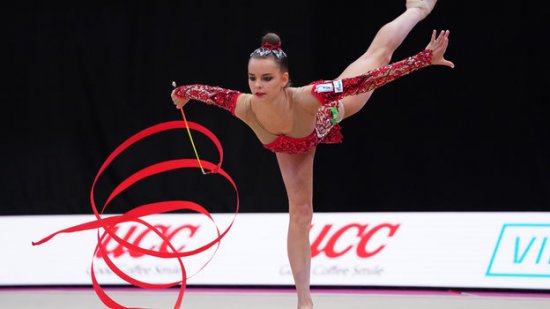 Гимнастика для детей: первые шаги с предметами